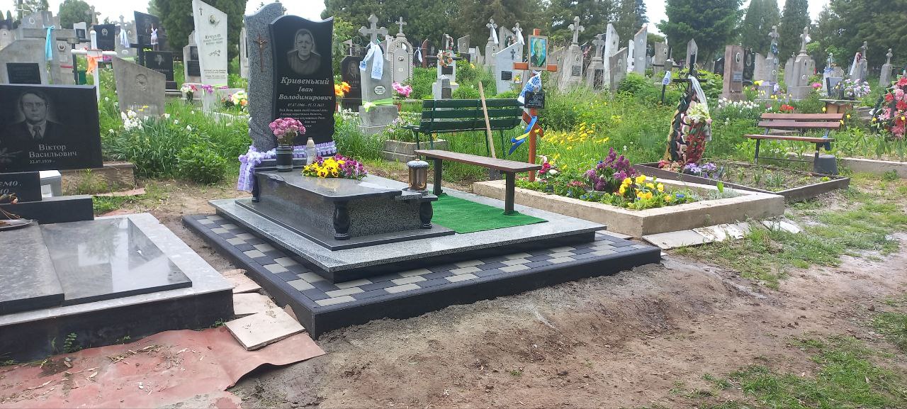 Подвійний пам’ятник №10