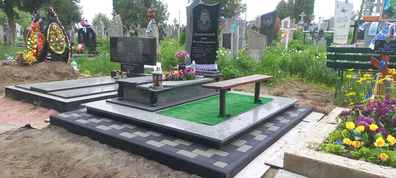 Подвійний пам’ятник №12