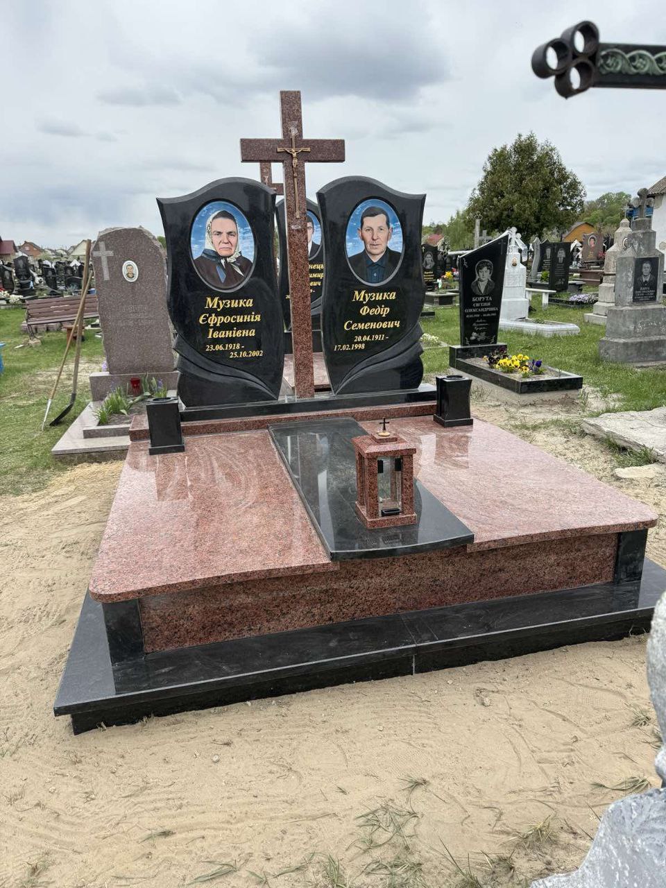 Подвійний пам’ятник №20