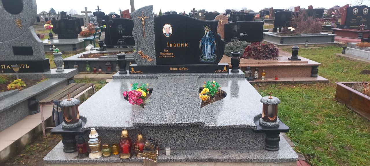 Подвійний пам’ятник №38