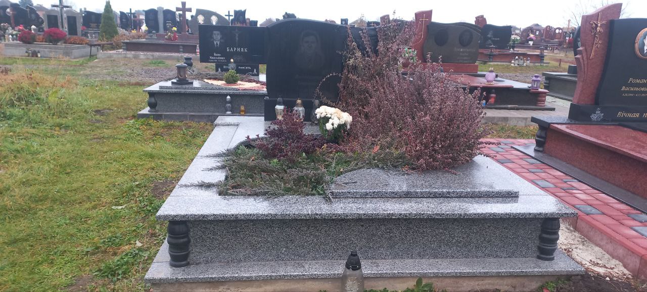 Подвійний пам’ятник №42