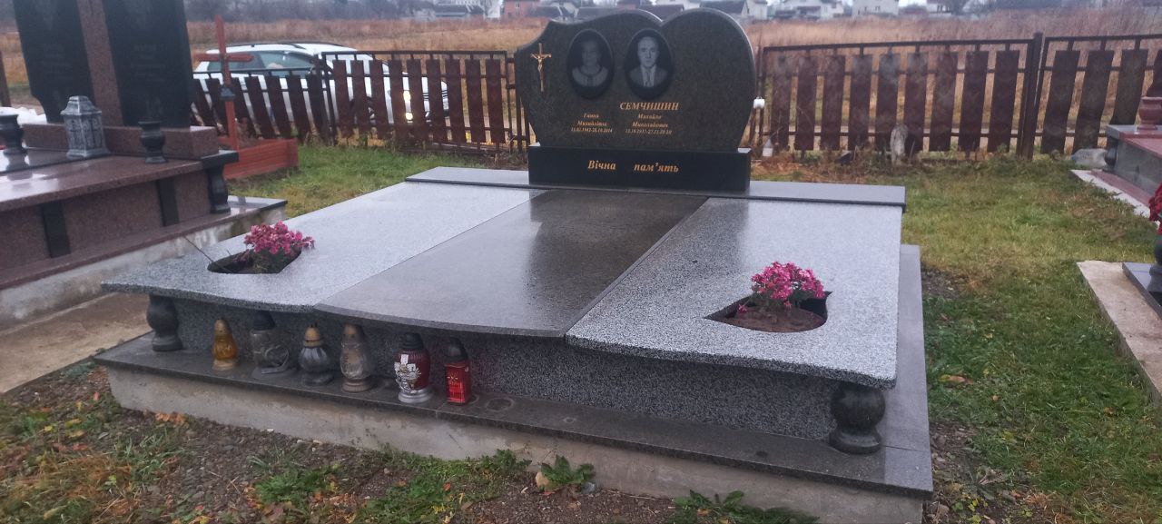 Подвійний пам’ятник №43