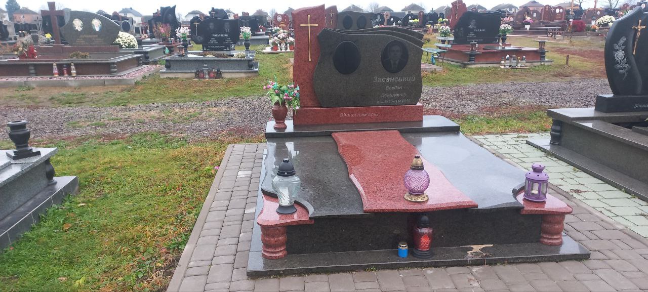 Подвійний пам’ятник №44