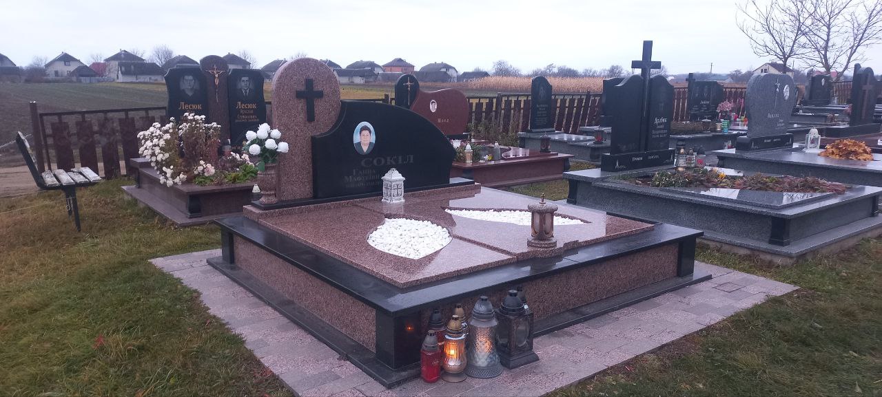 Подвійний пам’ятник №48